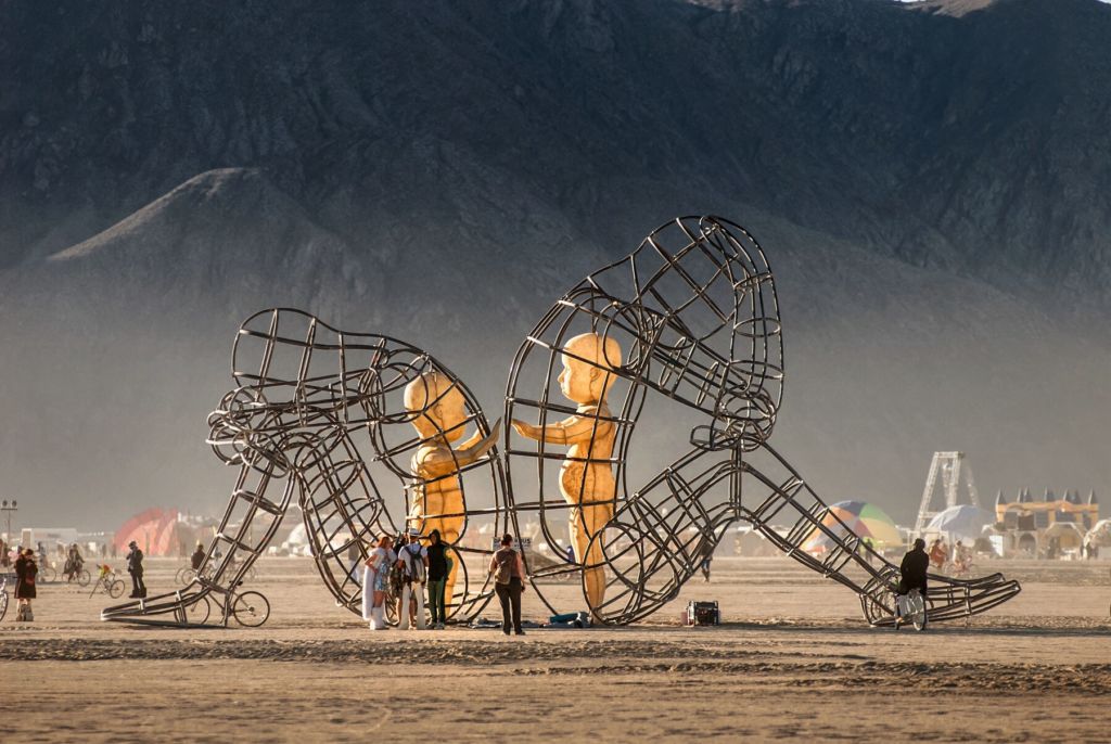Скульптура в пустыне на фестивале Burning Man